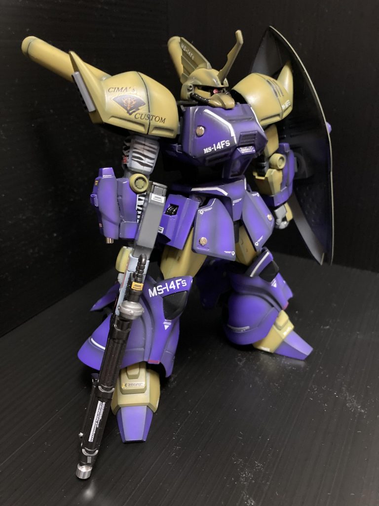 シーマ様と言えば扇子や白虎かと思いますバンダイプレミアムよりシーマ コウ ガトー モデルのMA1ジャケットが販売ココに部隊マークがそれぞれ右腕に付いています扇子にジオンマーク多分シーマ様初のパーソナルマークですね右腕に白虎のゼブラカラーもいれてみました