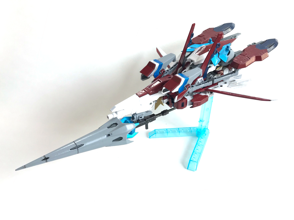 高速巡航形態はランサーを先端に取り付けた一撃離脱仕様に変更しました。シールドも機体上部に取り付けられるので左右対称な見た目になっています。カラーリングはゼータプラス(テスト機)のカラーリングを参考に塗りました。