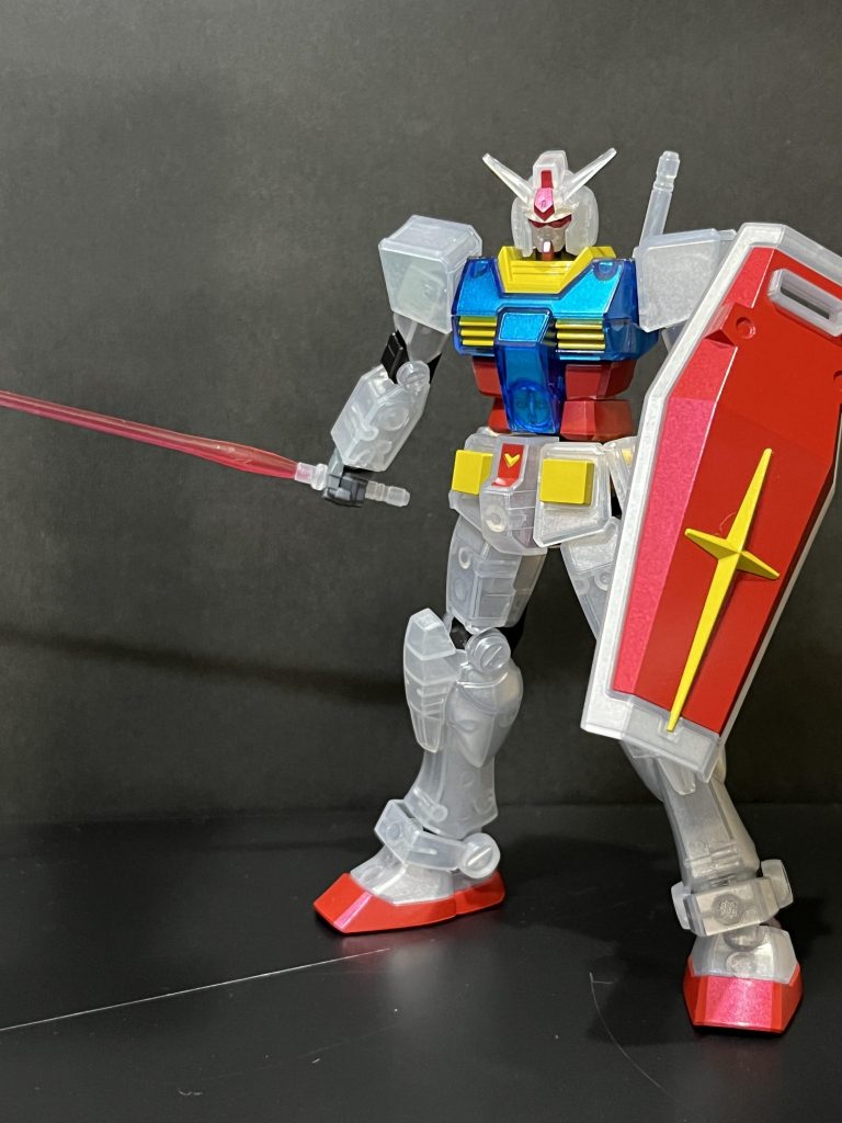 赤パーツはメタリックレッド黄色パーツはゴールドとイエローの混色武器や関節は黒鉄色全て水性ホビーカラーを使ってます。