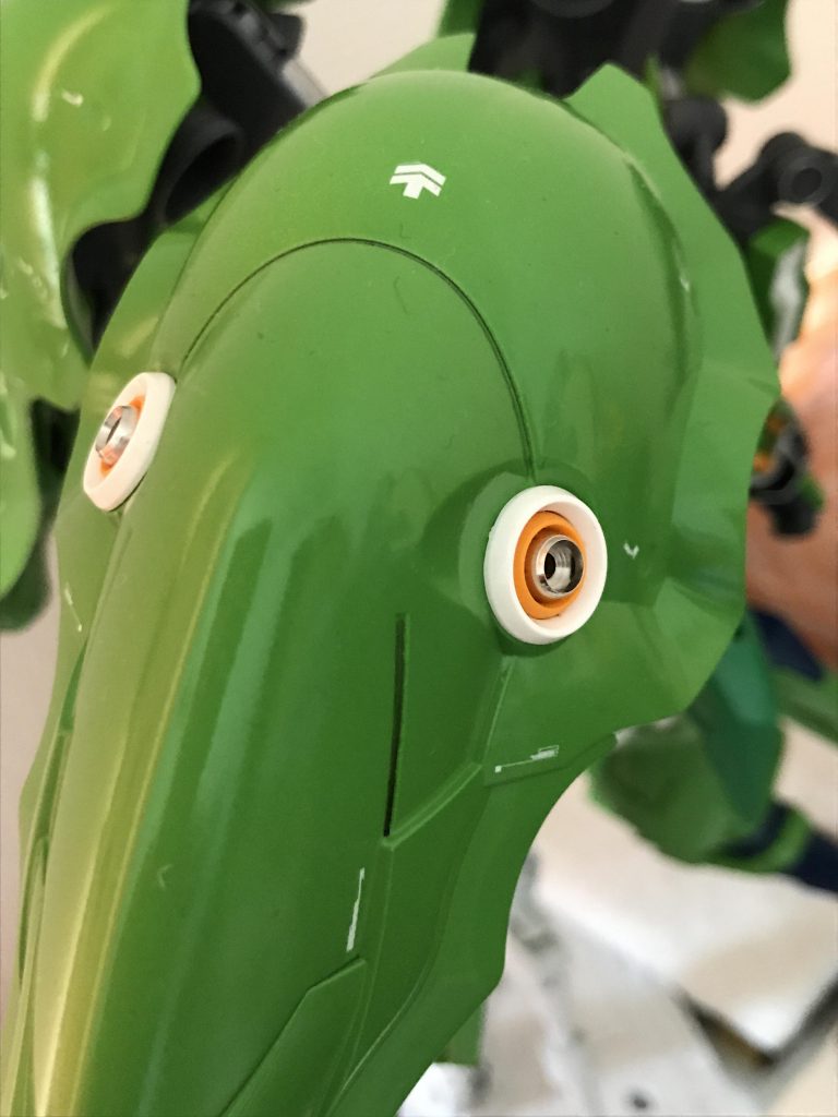 バインダーや胸部のメガ粒子砲、マシンキャノンなどの砲門をメタルパーツを使ってディテールアップしています。バインダーには袖付きのジオンエンブレムや中尉を表すマークのデカールを貼って、4枚が単調にならないようにしました。