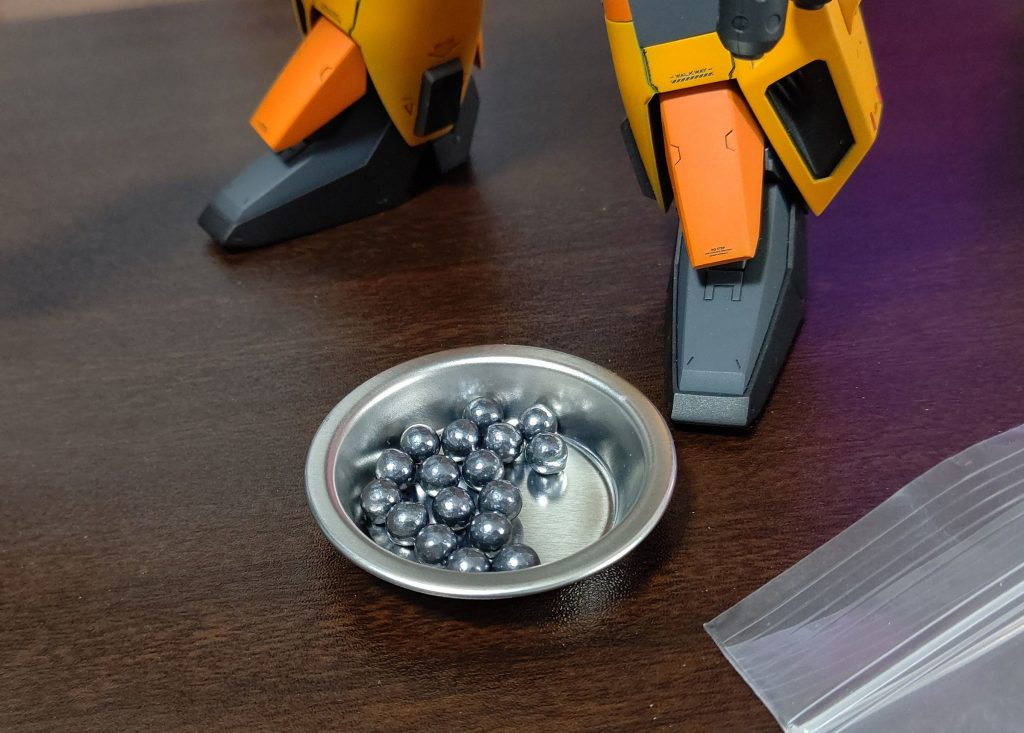 背面のスタビライザーが大型化した分、通常のゼータガンダムよりも後ろに倒れやすそうだったので、足先内部に鉛玉を仕込みました。多少は転倒防止に貢献してくれてるようです。