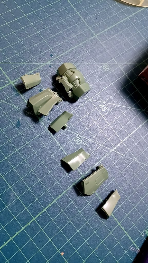 可動性を出すために、バラせるとこはバラしてみました。