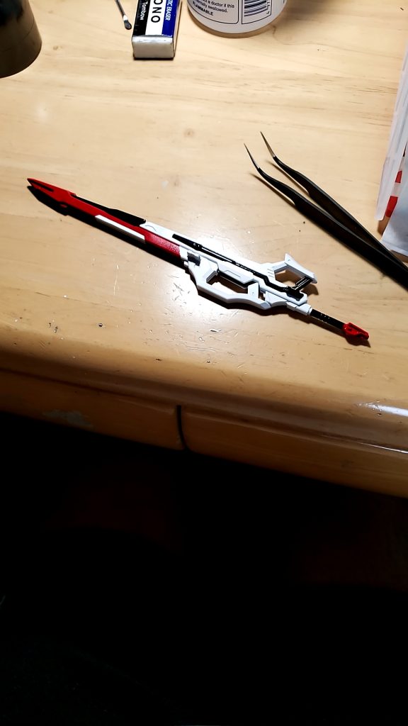 シュベルトゲベールの塗装が終わった時の写真です。これの配色は、某擬人化艦船ゲームの綾波のブレードを元にしました。余談ですが、某擬人化艦船ゲームの綾波は私の推しです。可愛すぎます。