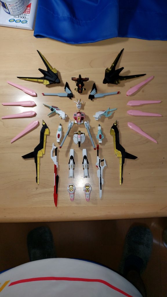 コートを吹き終わって、謎に並べた時の写真。なんかの儀式かな?wこの時に、ラフゴールドにして正解だったと確信しましたね。普通のゴールドだと色が茶色に近いじゃないですか。でもストフリのゴールドはそれとは違う。もっと色が明るくて、煌びやかなゴールドをしてます。