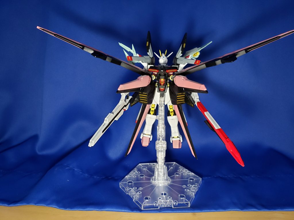 まずは機体の前後から。元と変えた点は以下の通りです。・ボディをストフリのものに変更・内部フレームは全てグレーからゴールドに変更・クスィフィアスレール砲をサイドアーマーに追加・ミヤマサナのイメージカラーに変更点です。めんどくさかったのでほとんどサフで塗装してコートを吹いてます。