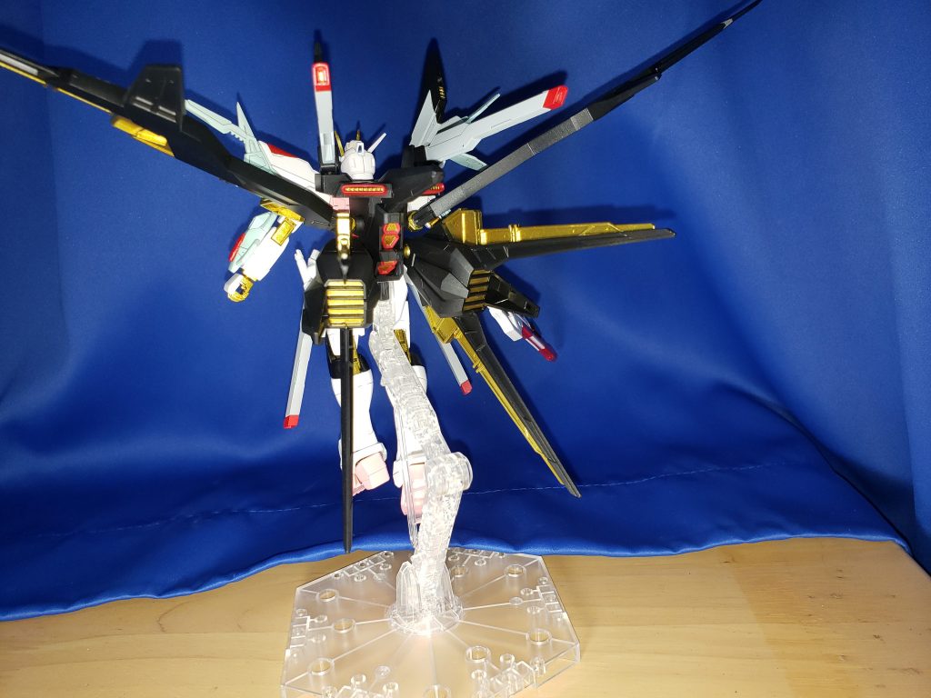 背面はこんな感じ。ストフリらしくスラスターの内部や、ダクト内、バレル内は全て金色でギラギラになるように塗装しました。