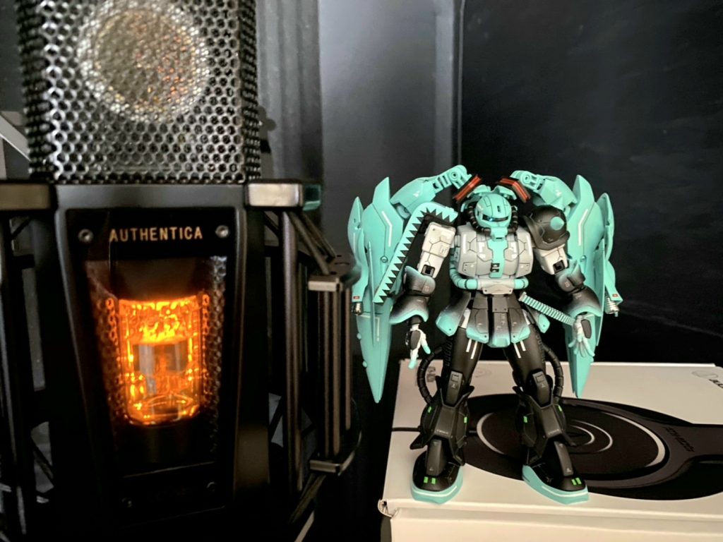 友人宅にあるなんかめっちゃかっこいいマイクと一緒に撮ってくれました。