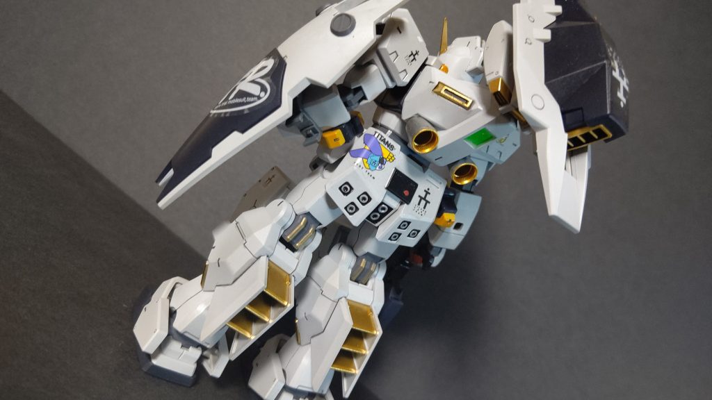 傾向グリーンの箇所はUVジェルで艶感を。