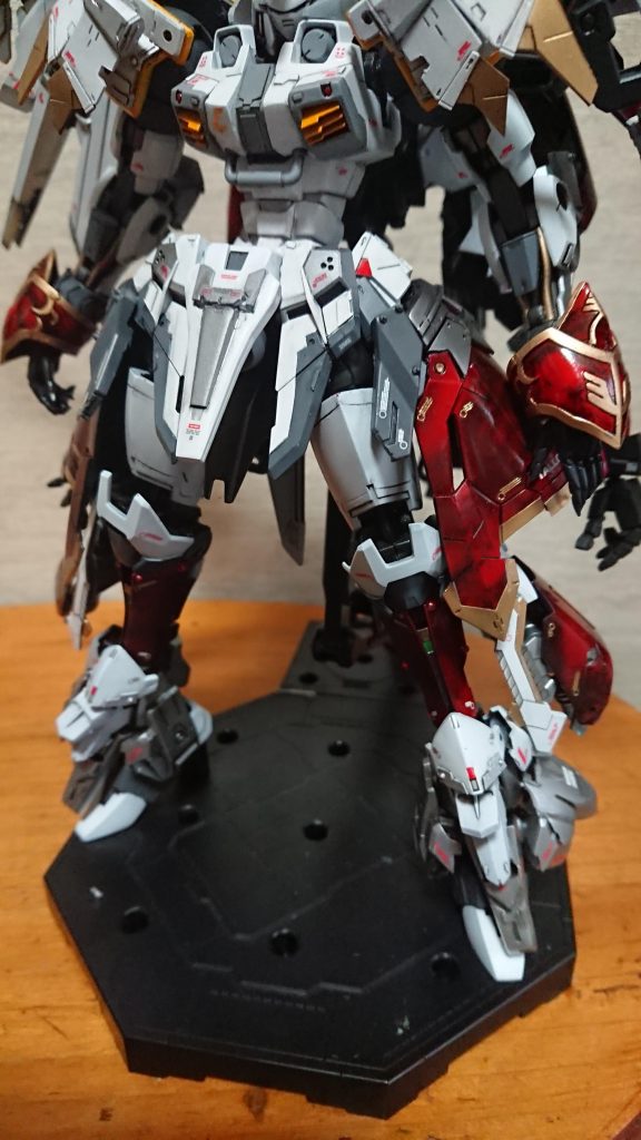 グリムゲルデとトールギスのミキシングを参考に自分はスマートな女性的トールギスをつくりたかったので手足を細くドレス風に改造しました。腰、足のパーツはサザビーです