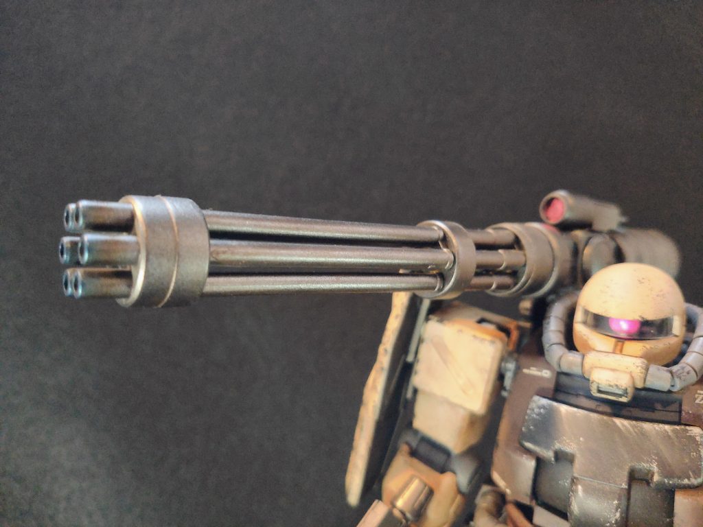 ガトリングガンはジャンクパーツで制作しました。全体はガンメタル、銃口にはクリアブルーとクリアオレンジで塗装しました。