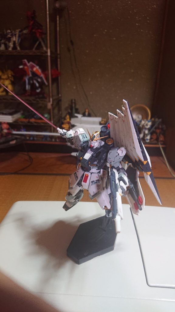 はじめまして、RGν[NEU]ガンダム作ってみました。稼働、造形とも素晴らしいキットです。胸の装甲、スリッパ、ふくらはぎは、ネイビーブルー(半艶)、ブレードアンテナなど、黄色い部分はレッドゴールドで筆塗り。   他装甲部分は、成形色に艶消しとライトブルー(半艶)で塗装しました。