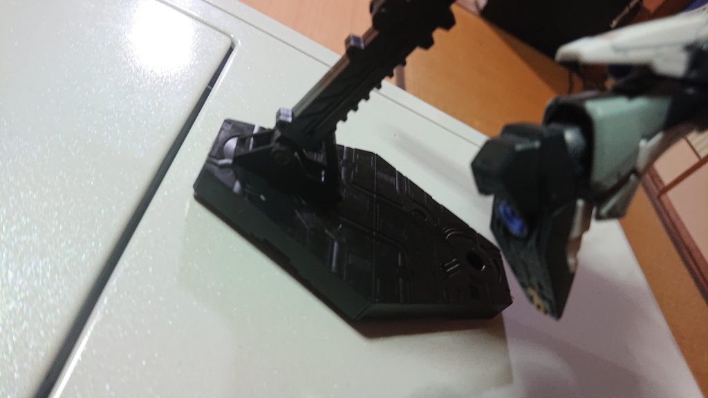 足裏のバーニアは、中はメタブルー周りはクレオスのアルミで塗りわけてあります。写真では、わかりにくいかもです。