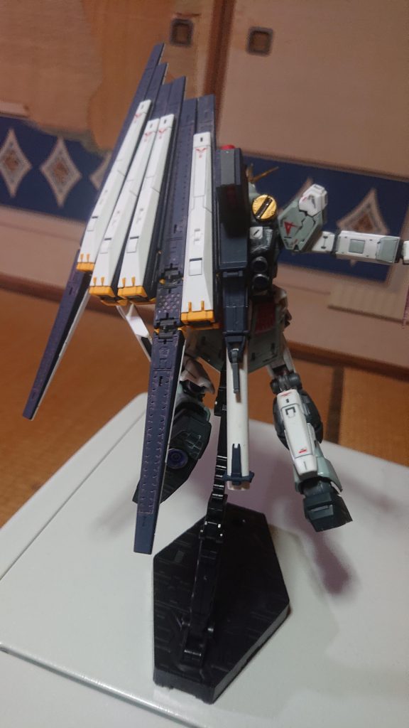 フィンファンネルは、成形色の黄色とホワイトに艶消し仕上げです。 環境的にスプレー缶塗装しかできないですが、満足いく仕上がりになりました。   デカールは、付属デカールを使ってます。   RGサザビーもあるので、劇中再現ジオラマ作るつもりです。ありがとうございました。