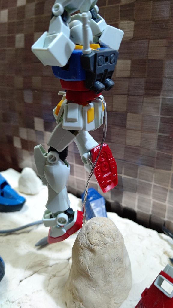 ガンダムを浮かすのアクションベースを使わず、針金を使用しています。 