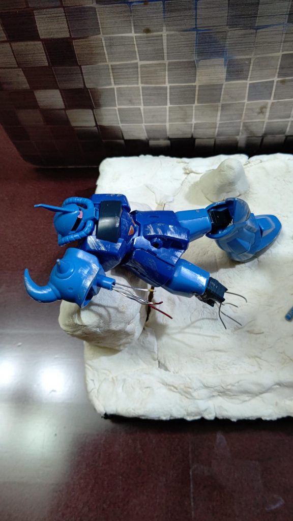 グフの破損した箇所にも針金を使用しています。 