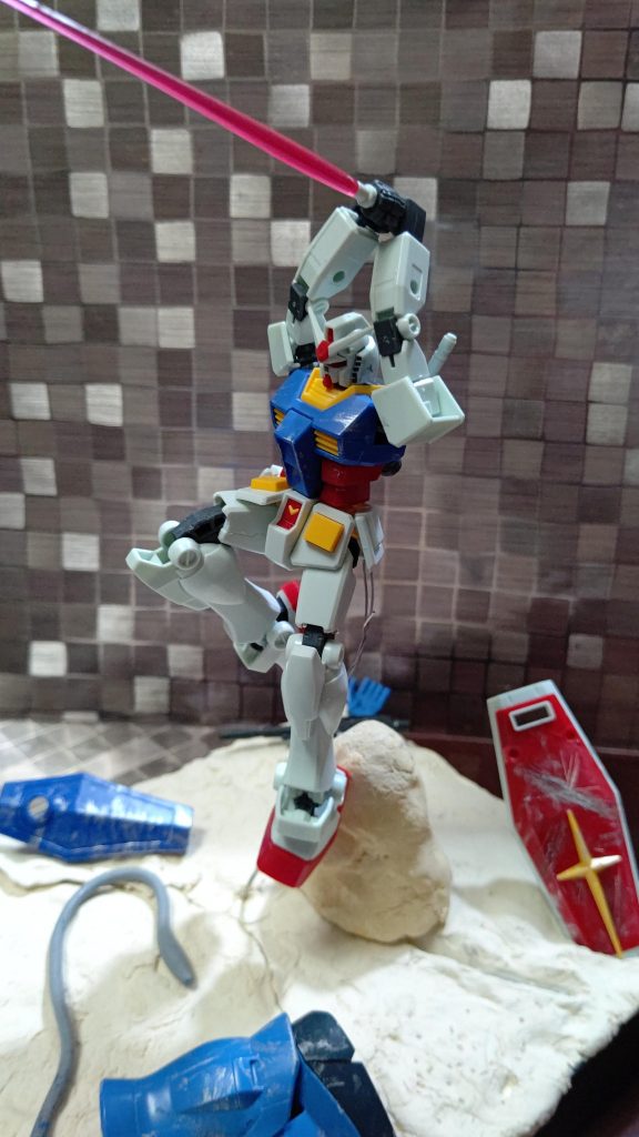 シールドの傷、岩の下の亀裂はヒートサーベルによるものです。 