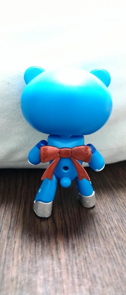 後ろ姿　リボンは、メタリックレッドで塗装しました。