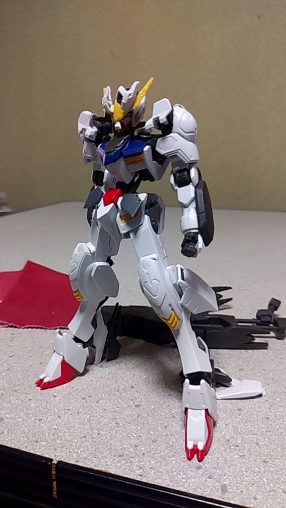 装甲をパージした姿バルバトスそっくりガントレットは元々パイモンの物で左腕を損壊したバルバトスに移植し、そのまま終戦したためその後ガントレットはバルバトスの標準武装になった