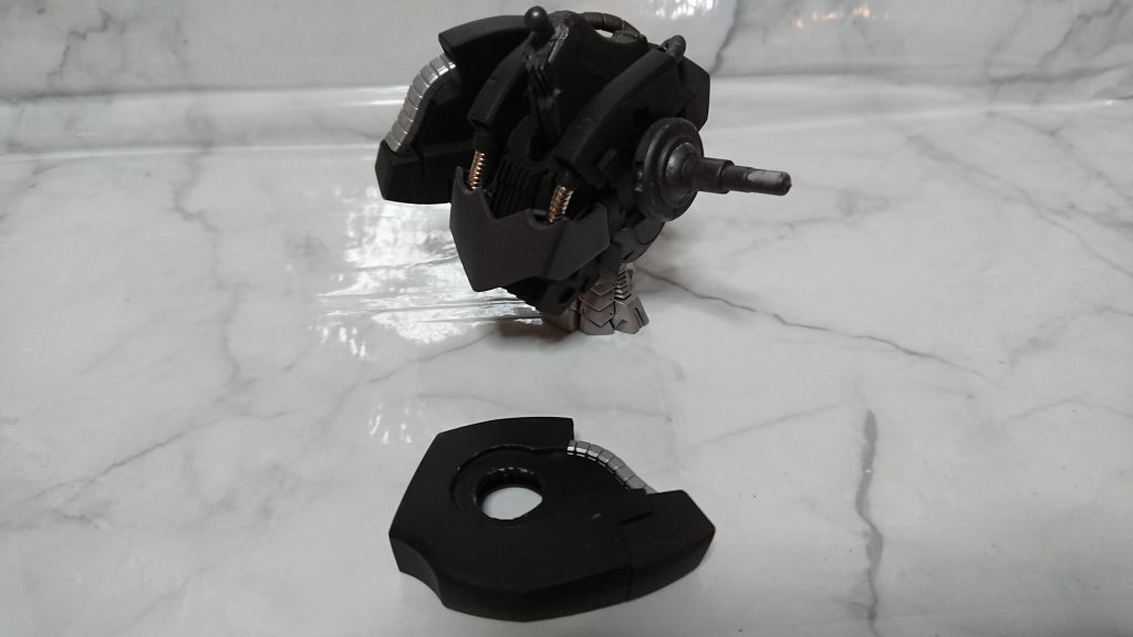 元々太い胴体を3分割にすることによって細身にしてありますカラーはホワイトにファンデーショングレーパール塗装して艶をつけてますデカールを考えましたが筋堀も多いキットでごちゃごちゃにするとシンプルなシルエットがでないと思いあえて張らないにしました。このキットもいいですよね