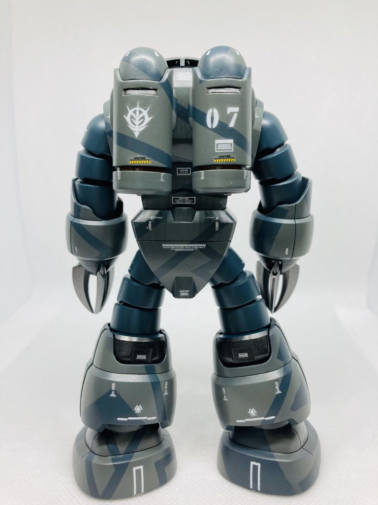 背後から、バックパックに隙間を作製しようと100均のボタンをスペーサーとして挟んでいます。シルバー塗装の後クリアオレンジで塗装でアクセントに。