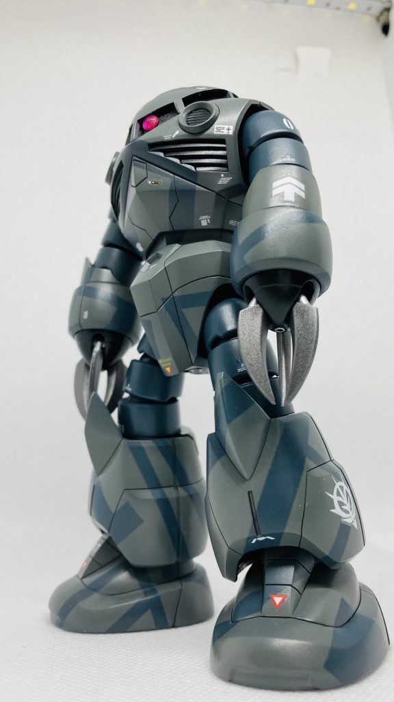 正面右側より2色での塗装ですが、パターンに連続性があるようにマスキングしました。大戦中の艦船に用いられていたダズル迷彩を施してみました。それらしく見えるでしょうか?