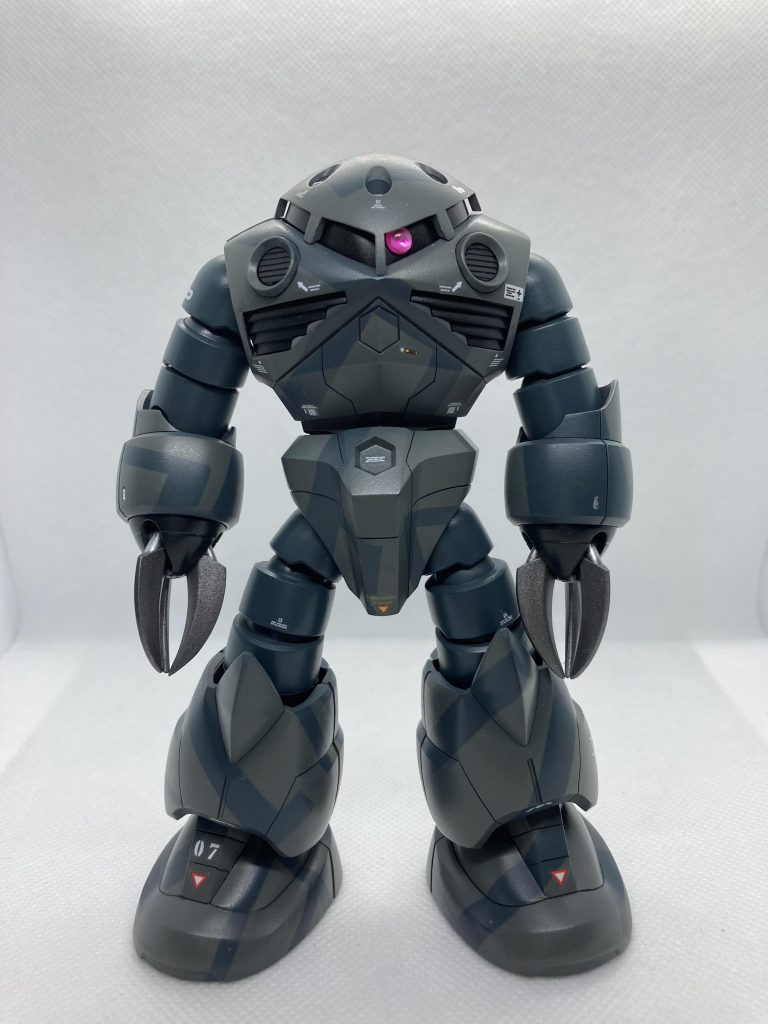 正面から素立ちです。少しスジボリでディテールを加え、合わせ目の処理とエアブラシ全塗装しました。キットのスタイルはそのままのストレート組みです。