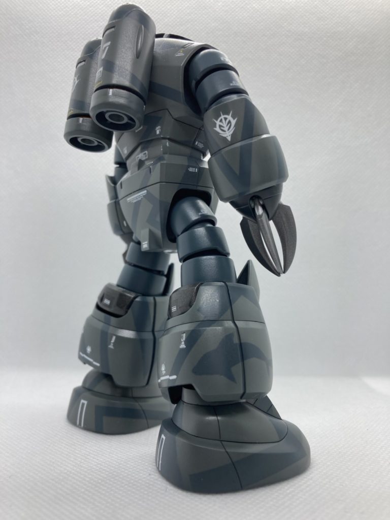 右後方から、塗り分けは苦労する分完成した時の満足度が高いですね。ここは整備員のオシャレポイントでこっそりイルカを1匹迷彩に紛れさせてます。