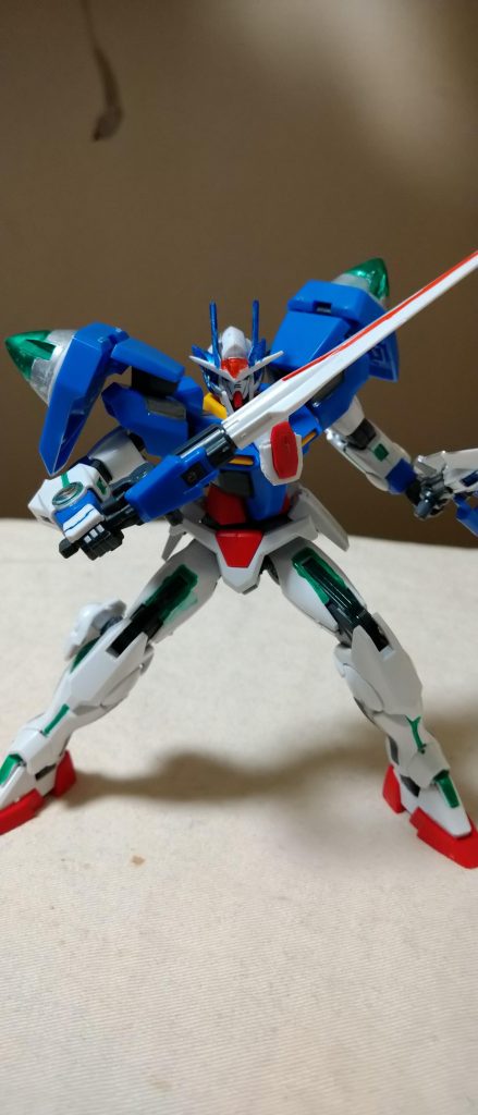 GNソード2はあえて2つとも違う色で塗装しました。