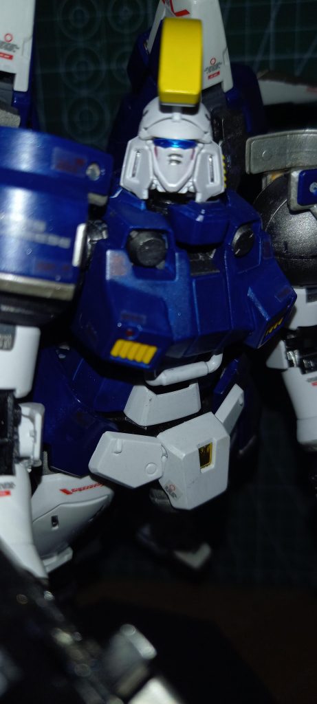 付属のシールは使わず塗装でカメラのレンズ感を出しました。