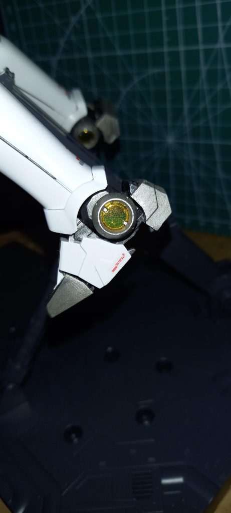 所々にハセガワのゴールドミラーフィニッシュを使い金属感+