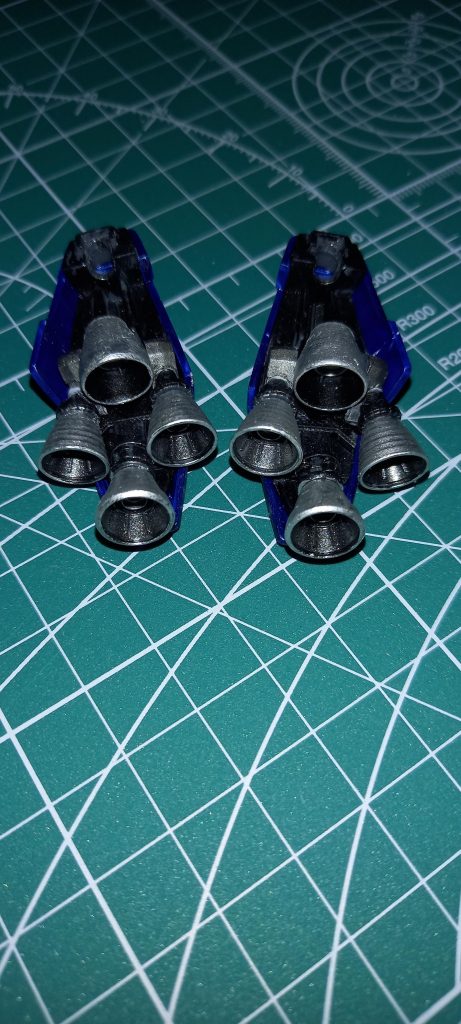 腰アーマーの追加バーニア元々ついていたのはかさ上げして違和感ないように 