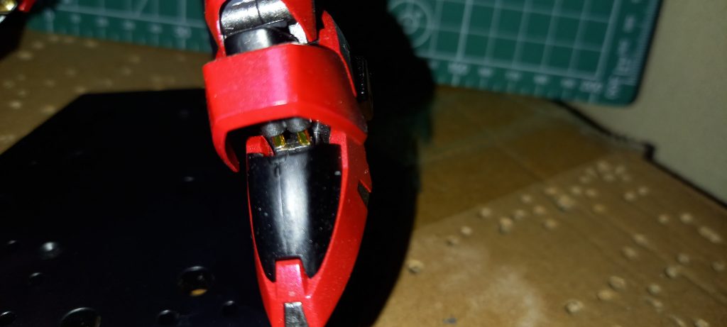 足のシリンダーにはミラーフィニッシュを