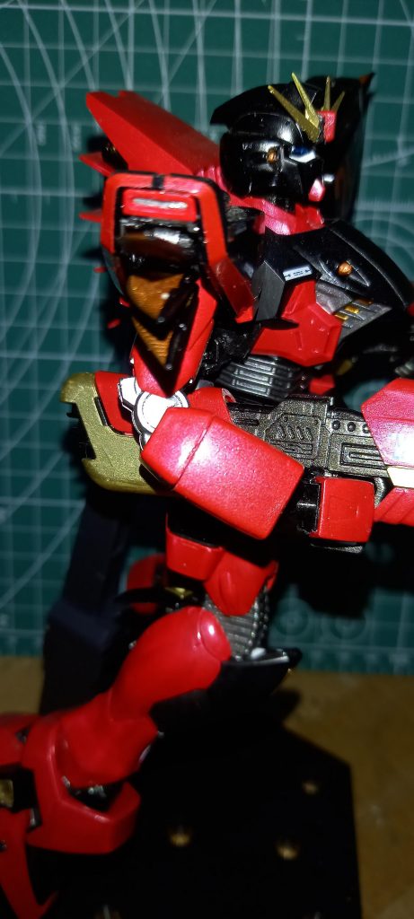 肩の斜めの部分だけマスキングして赤に塗装