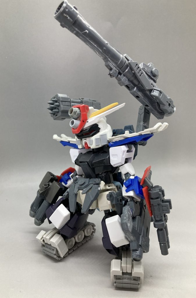 背中の武器はコトブキヤのセレクターライフルとロケットランチャーを加工して使ってます。