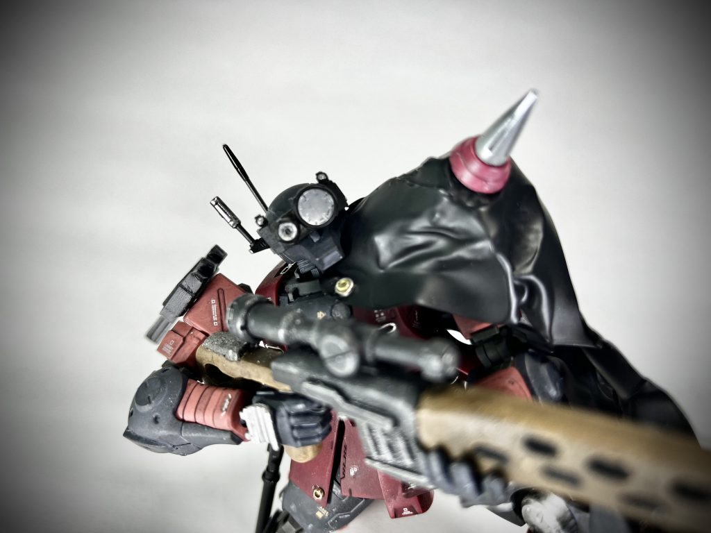 ジムスナイパーの、バイザーを下げられるのがカッコ良すぎて、このザクにも採用しました。