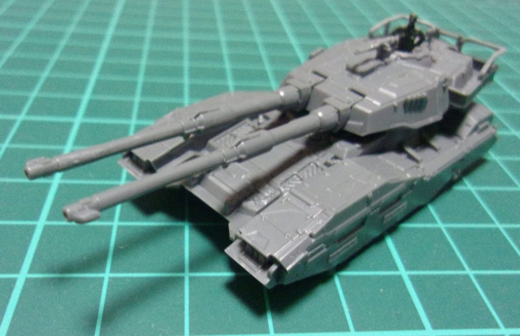 砲口の開孔。HMGのフラッグを切除し銃身を細く削る。キューポラを掘りハッチも削って開けた状態に変更。後部のバスケットのくり抜き。といった感じの工作をしています。