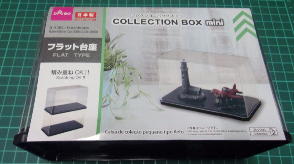 ベースは百均のディスプレイケースです。安いですが小さいので普通のガンプラには使えないと思います。