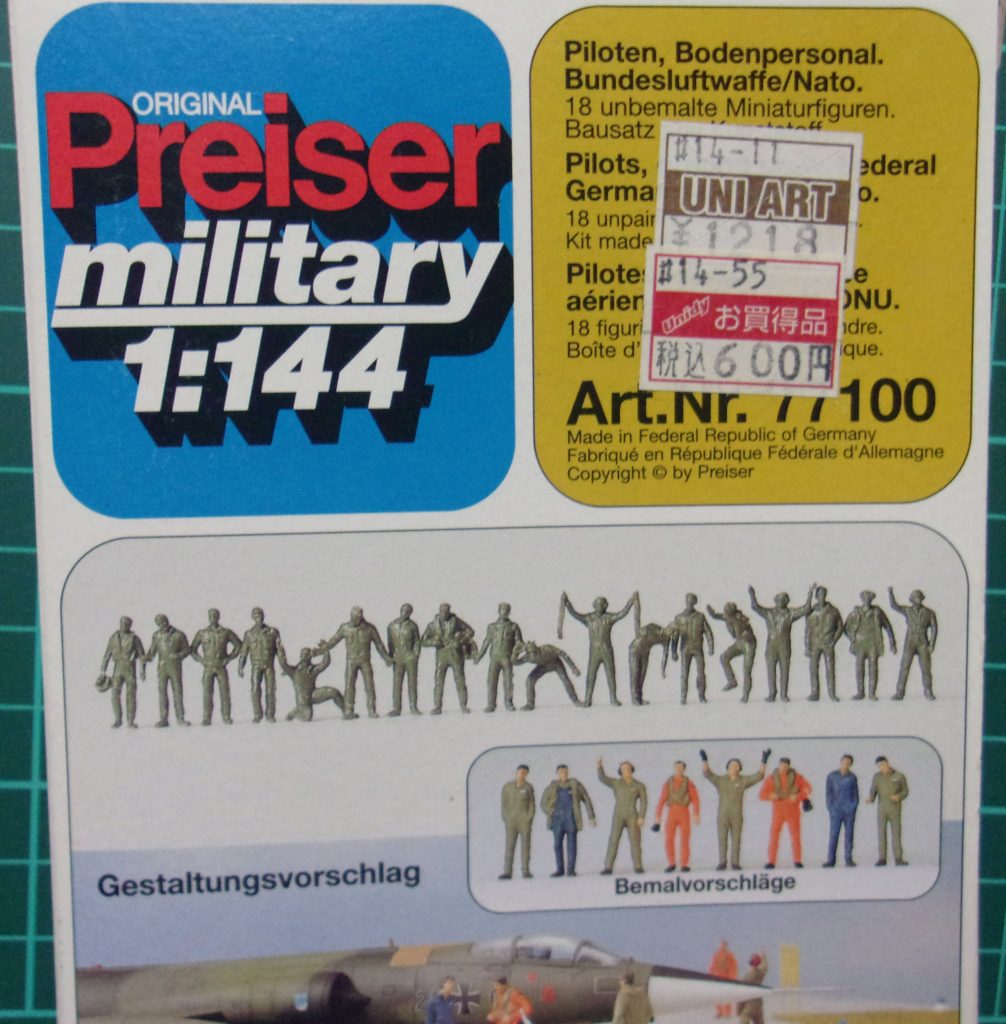 車長に使ったのはプライザーの1/144ミリタリーフィギュア。モールドがとても細かく出来ています。なぜかホームセンターで半額で投げ売りされていました。