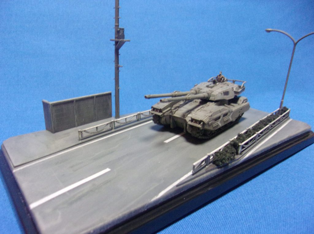 電柱と街灯とガードレールはKATO。万年塀はグリーンマックスの「門と塀」というキットのものです。