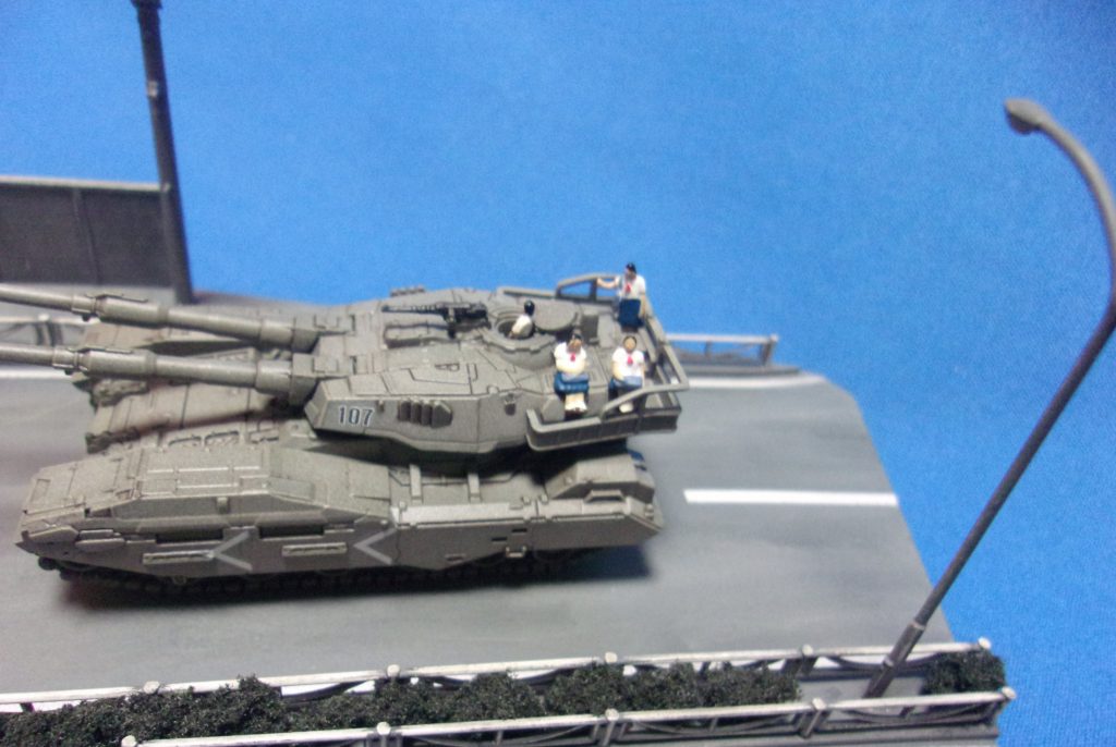 オマケとして、ちょっとガルパン的な感じでジオコレの学生(夏服)を乗せてみました。