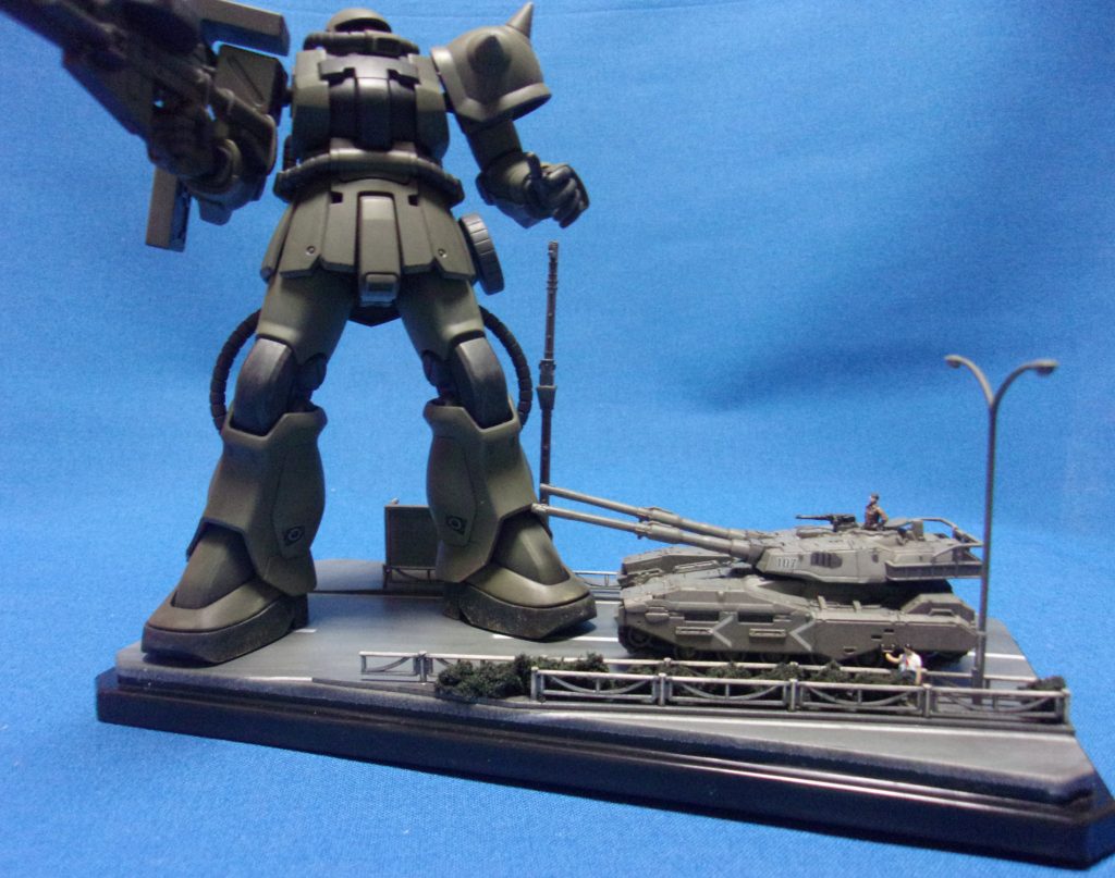 サイズ比較用にHGUCのF2ザク(約12.5cm)を立たせてみました。