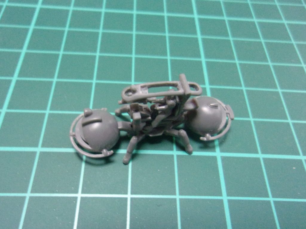 前後ファンカバーのガードパイプ部をくり抜き。ルーフ部もくり抜き。四脚のダンパー部分を少し細く削る。マシンガンの銃身も細く削る。といった感じの工作をしています。