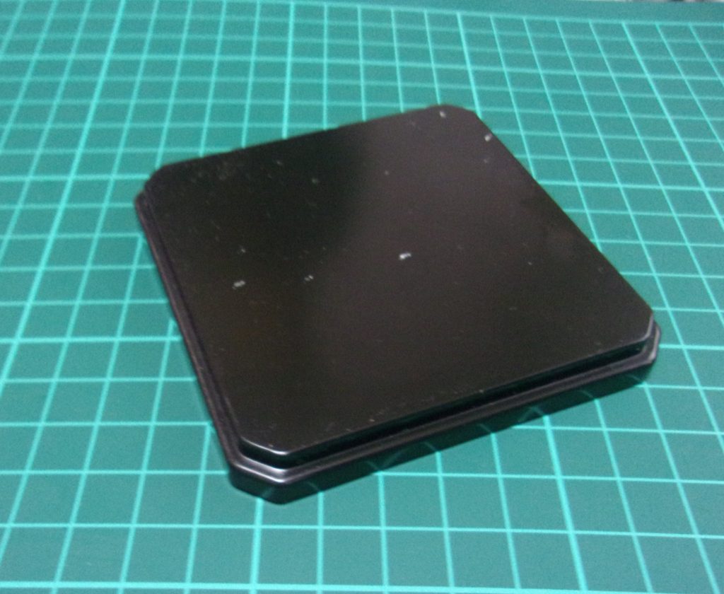 ベースは百均の8.5cm×8.5cmサイズのディスプレイケースです。