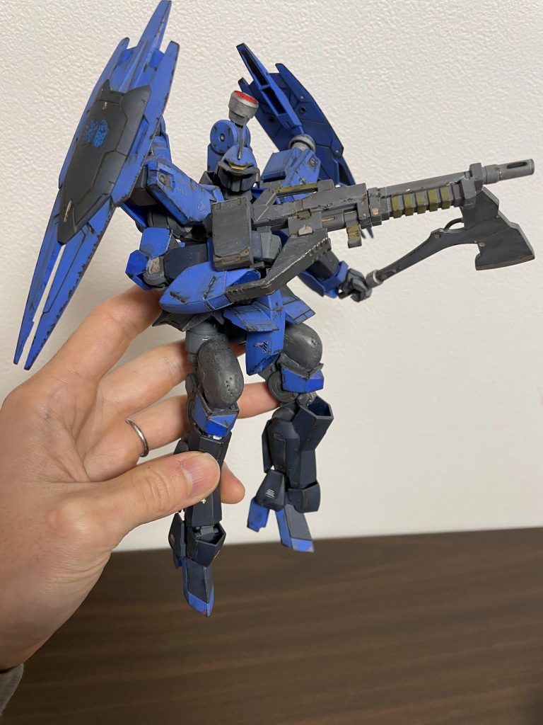 個人的には青とか赤の機体って汚すと一気にそれっぽくなるというか、汚した後の満足感が高くなります😄