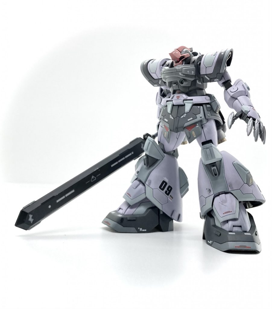 バズーカの余剰パーツもありましたが今回は力強さを見せたくて肉弾戦風にしてみました。アニメとは全く違います😅