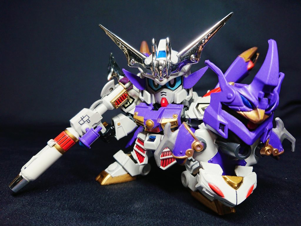 その姿から、闇軍団の者なのかと思われることが多いが、先の闘いで新世大将軍の光の力によって改心し、頑駄無軍団の一員となり闇の軍団から足を洗った抜け忍である。氷魔一族の牙忍だった彼の流派は、牙忍隠影流である。