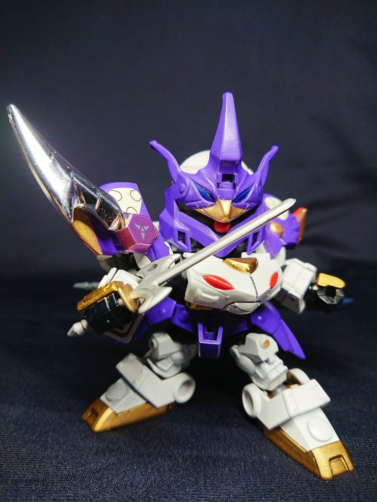 子供の頃には意識しませんでしたが、紫メインのカラーリングなのにパーツのおかげでガーベラ・テトラ改の形状になってるのはすごい。三国伝ではガンダムタイプ以外のMSも多いですが、当時としては珍しいモチーフだと思いました。
