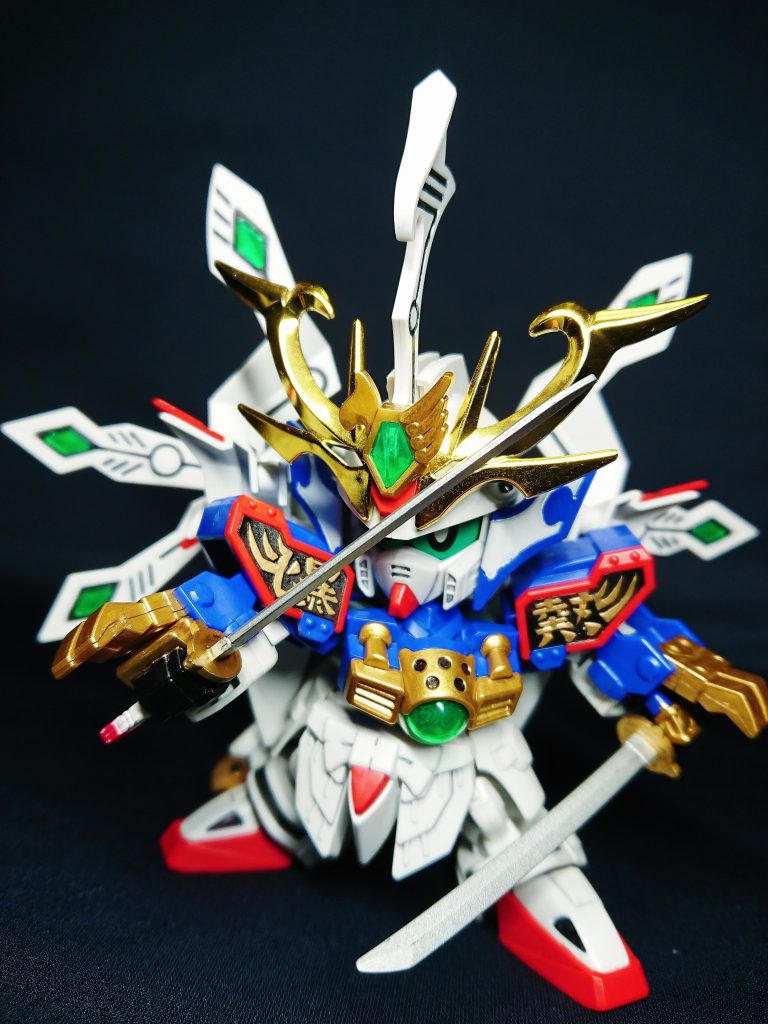 武器の爆裂刀と熱波刀は、似ているようで実は鍔の出っ張り位置が少ーし違う。あと兜の光流角(前立て)は旧BB版のほうがシャープで強そうだったりもするw