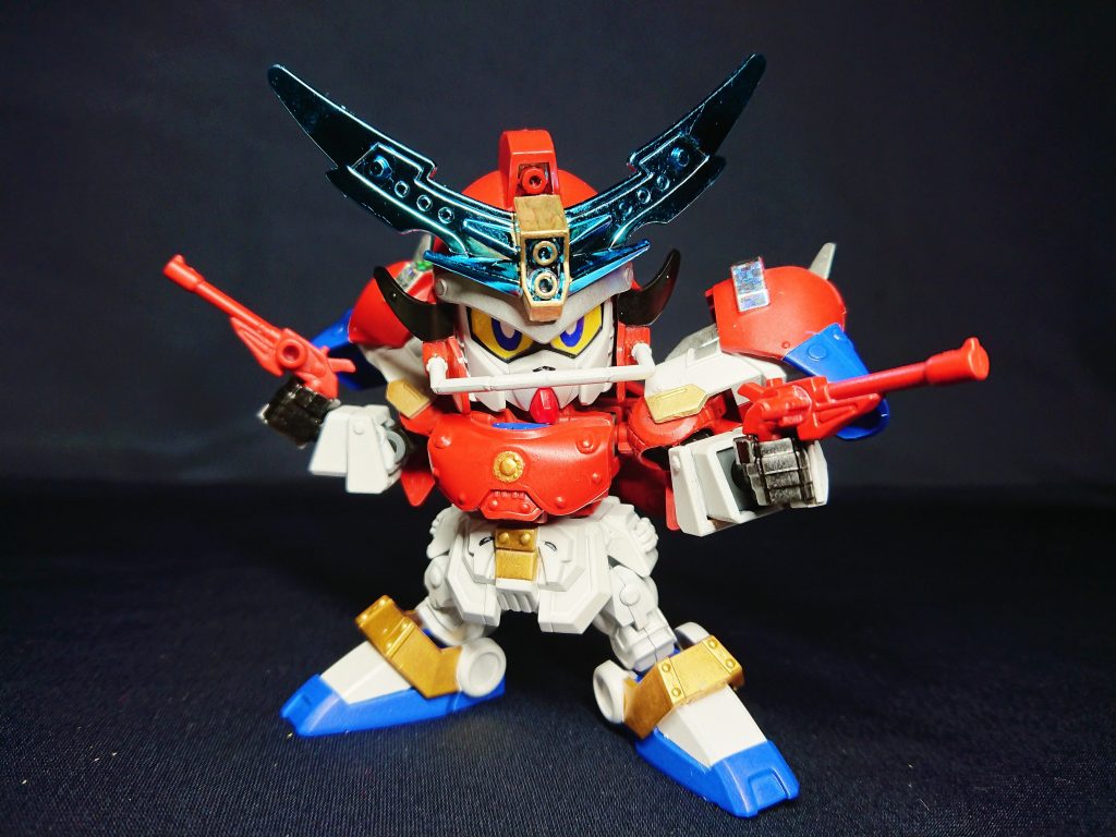 旧キット(約2頭身)では肩の紅鉄肩のおかげで横に広く見えましたが、LGBBで頭身を上げることで、闘覇五人衆の中で最もバランスが向上したかと思います。