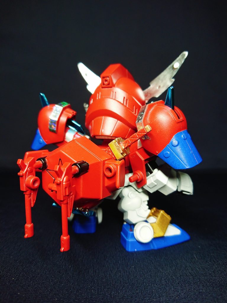 元キットの真紅主の背部を切り出し、LGBBの背中に取り付けています。そのため雷ブレード、帽子、2丁のギガパルサーを無改修で原作同様のまま懸架できます。